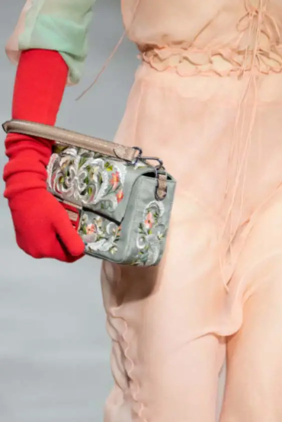 دستکش قرمز و پیرهن دخترونه صورتی